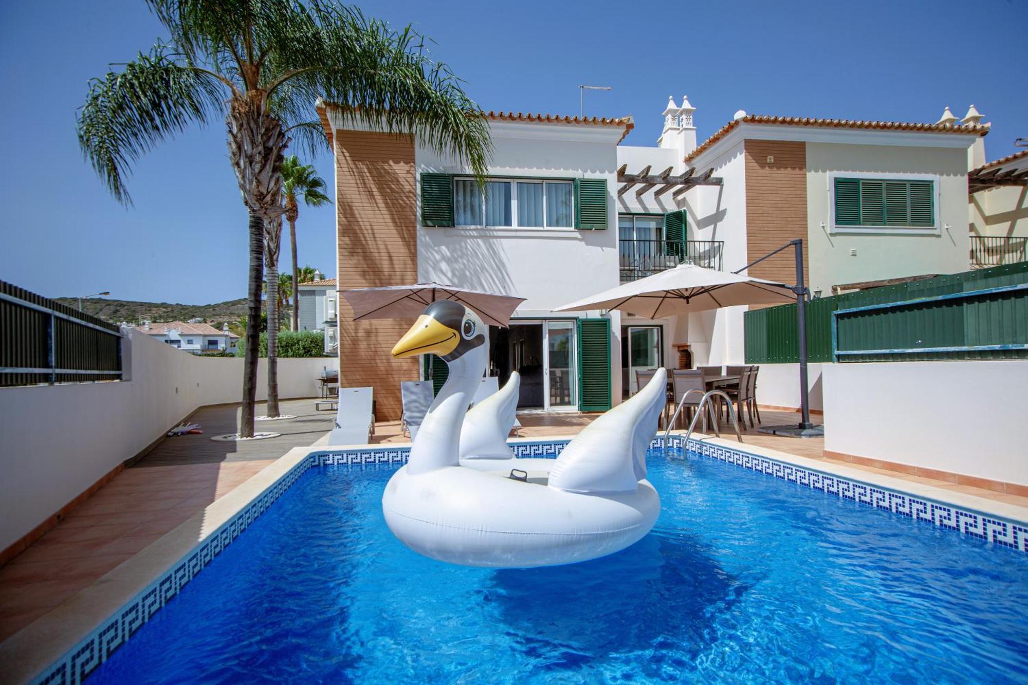 Spacious House With Pool Faro Exterior photo